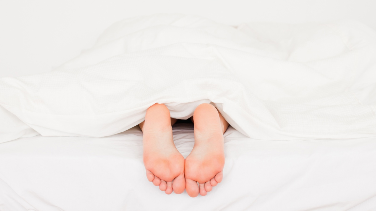 रात में सोते समय पैरों के नीचे लगाएं तकिया, शरीर को मिलेंगे ये 5 फायदे